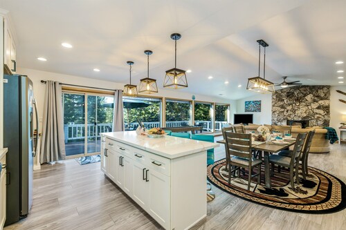 Spacious| Modern| Arcade| Hot Tub| Crib| EV Charger