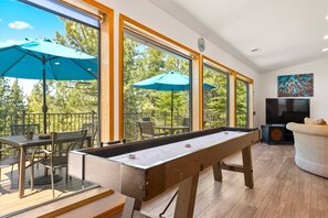 Smart TV, fireplace, video games, DVD player - Serene Tahoe Escape | HotTub | Arcade | EV Charger (South Lake Tahoe)