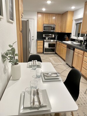 Fridge, microwave, oven, stovetop - The White Brick House in Camas (Camas)