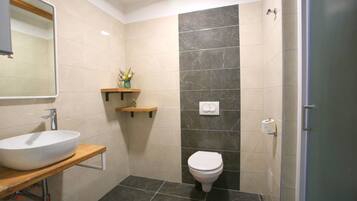 淋浴设施、毛巾、肥皂、洗发水