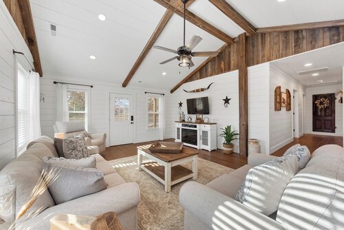 The Farmhouse with hot tub