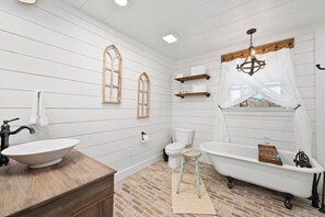 Combined shower/bathtub, hair dryer, towels