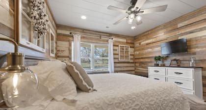 The Farmhouse @ Desoto Farms with Hot Tub!