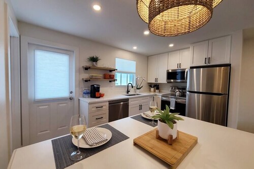 558 Pink Pearl Cottage| New Pool | Mins 2 Beaches