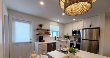 558 Pink Pearl Cottage| New Pool | Mins 2 Beaches