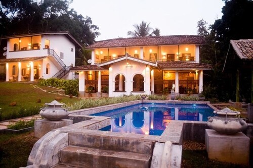 Set in Hikkaduwa, PRIVET Villa Kubura offers accommodation AS A ENTIRE VILLA