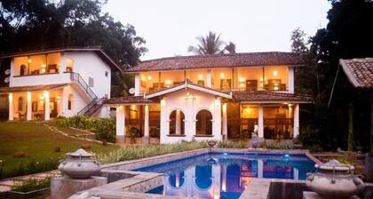 Set in Hikkaduwa, PRIVET Villa Kubura offers accommodation AS A ENTIRE VILLA