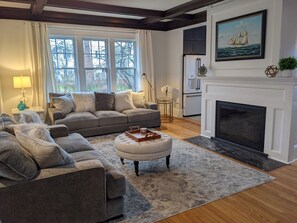 Smart TV, fireplace, foosball, books - Enjoy elegant comfort with breathtaking water views on grand property (Portsmouth)