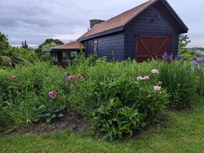 Property grounds - Enjoy elegant comfort with breathtaking water views on grand property (Portsmouth)