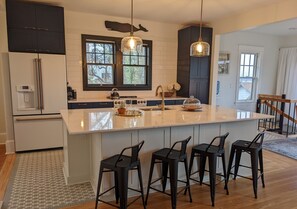 Fridge, microwave, oven, stovetop - Enjoy elegant comfort with breathtaking water views on grand property (Portsmouth)