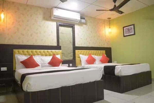 Habitación Deluxe doble, varias camas, vistas a la ciudad | Sábanas de algodón egipcio y ropa de cama de alta calidad