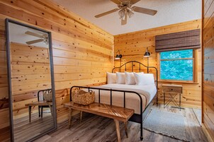 Pisgah Lodge - Queen Suite | Hypo-allergenic bedding, individually decorated, individually furnished