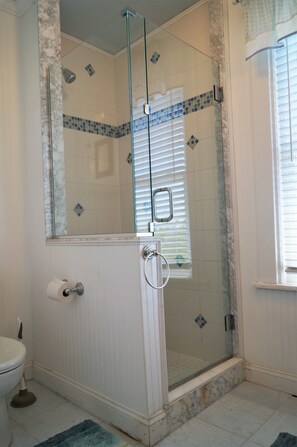 Combined shower/bathtub, hair dryer - Short Sands View - Spacious Beach Home, Sleeps 18, Easy Walk to Short Sands Beach (York)