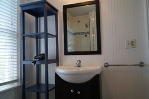Combined shower/bathtub, hair dryer - Short Sands View - Spacious Beach Home, Sleeps 18, Easy Walk to Short Sands Beach (York)