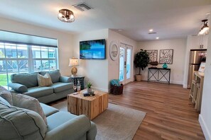 Smart TV, books, offices - 558 Sea Glass Cottage | New Pool | Mins 2 Beaches (Naples)