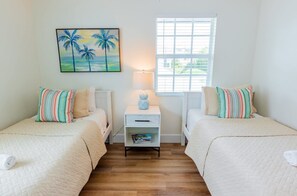 2 bedrooms, desk, iron/ironing board, travel cot - 558 Sea Glass Cottage | New Pool | Mins 2 Beaches (Naples)
