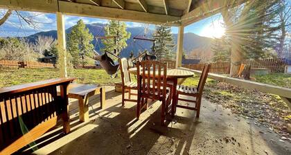 Spacious Unit with Stunning Mountain Views and Sunshine, minutes from Downtown!