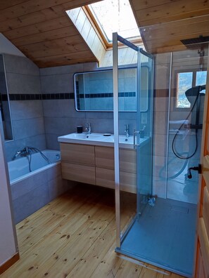 Bathtub, hair dryer - Serre Chevalier: chalet with exceptional view! (Puy-Saint-Pierre)