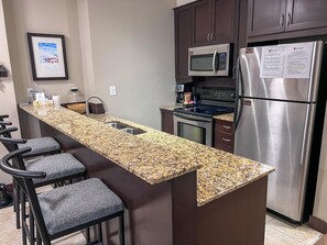 Køleskab, mikrobølgeovn, ovn, kogeplade