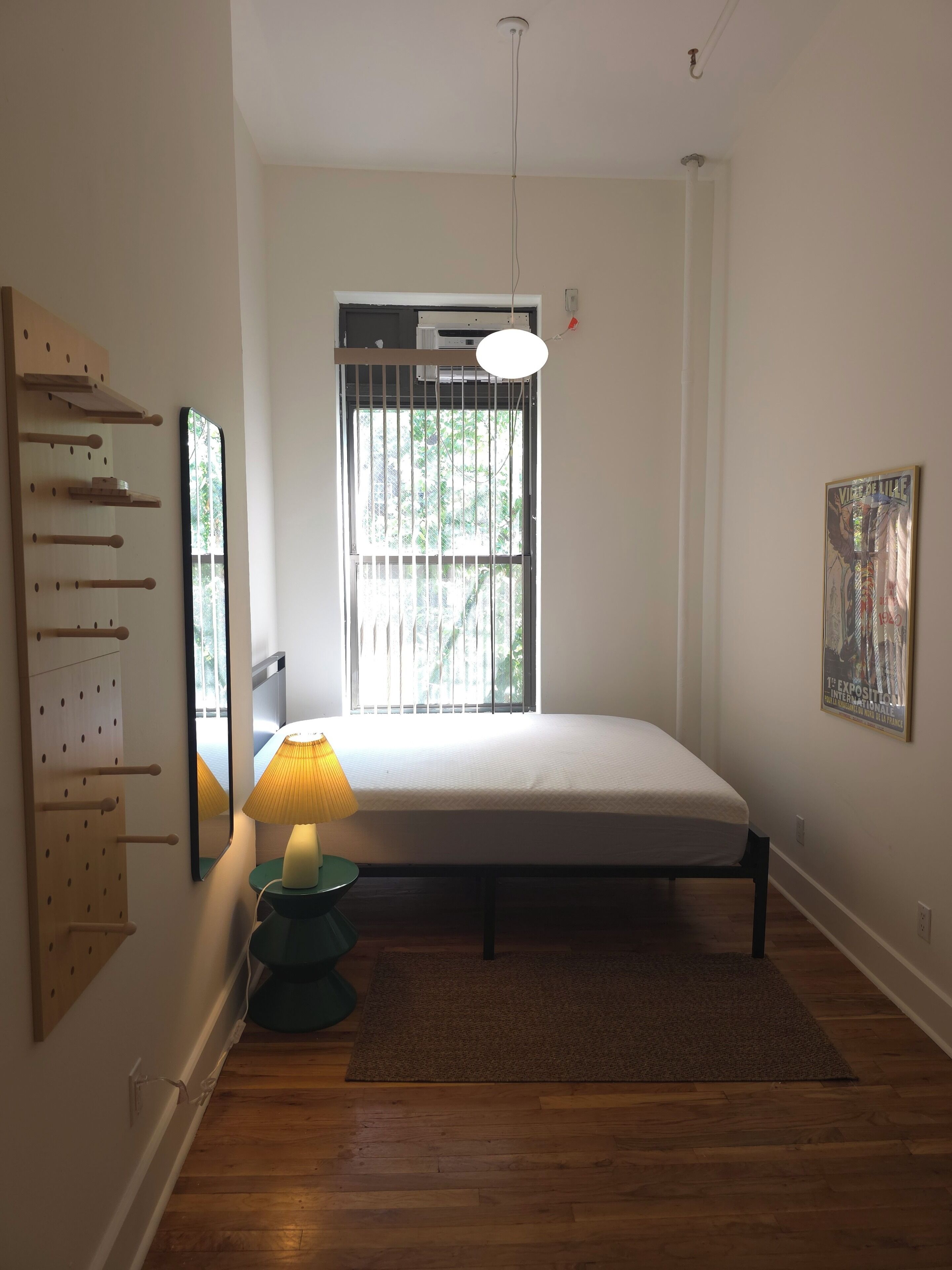Cortinas blackout, insonorización y tabla de planchar con plancha 