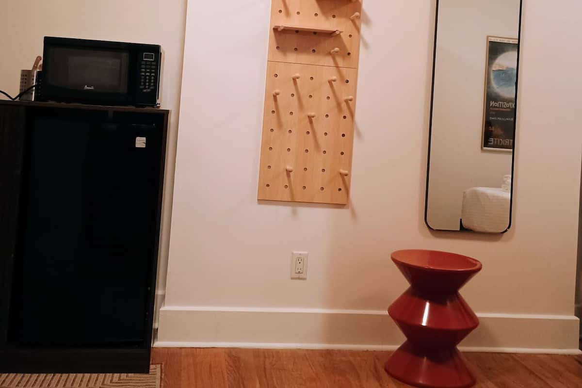 City Studio (Shared Bathroom) | Blackout curtains, soundproofing, iron/ironing board (on request)