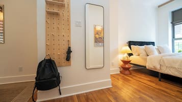 Rideaux occultants, chambres insonorisées, fer et planche à repasser