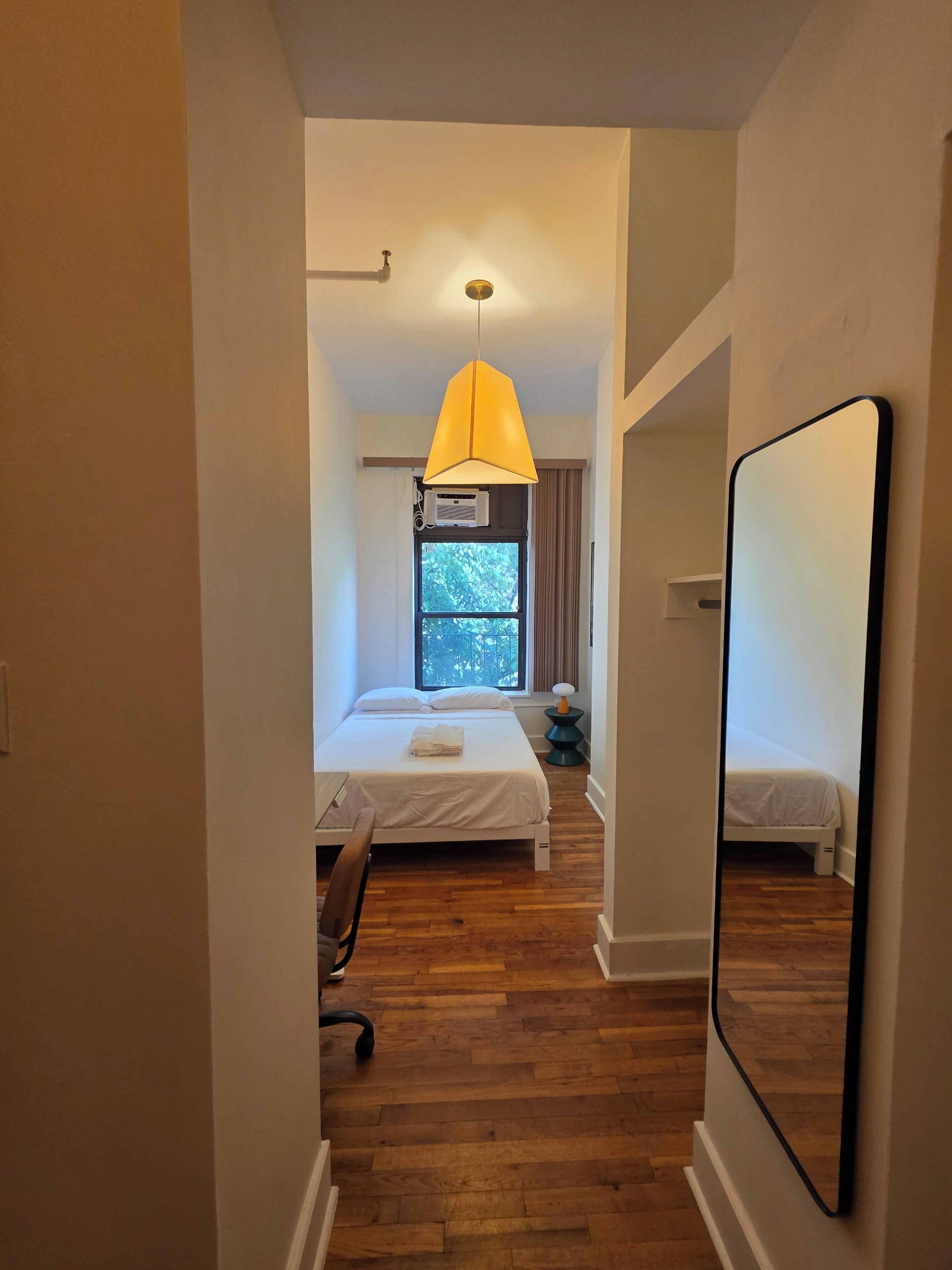 Cortinas blackout, insonorización y tabla de planchar con plancha 