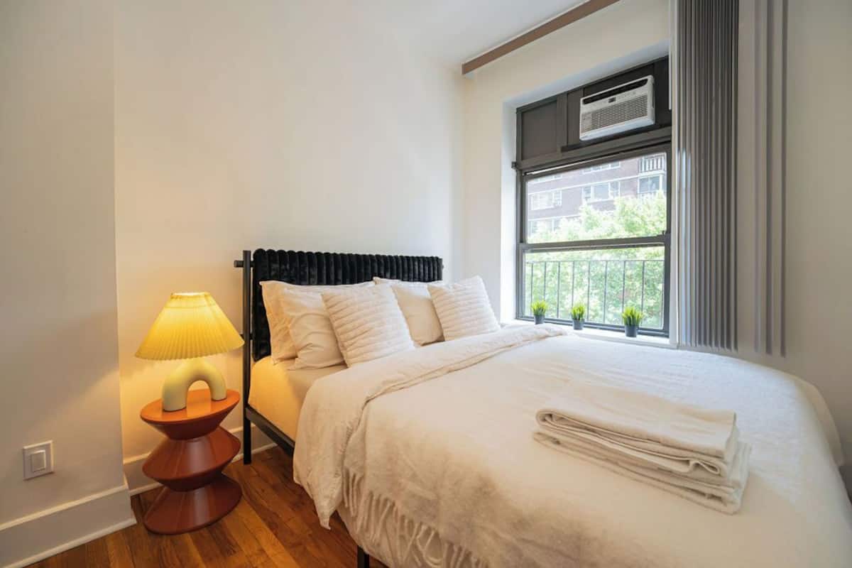 City Studio (Shared Bathroom) | Blackout curtains, soundproofing, iron/ironing board (on request)