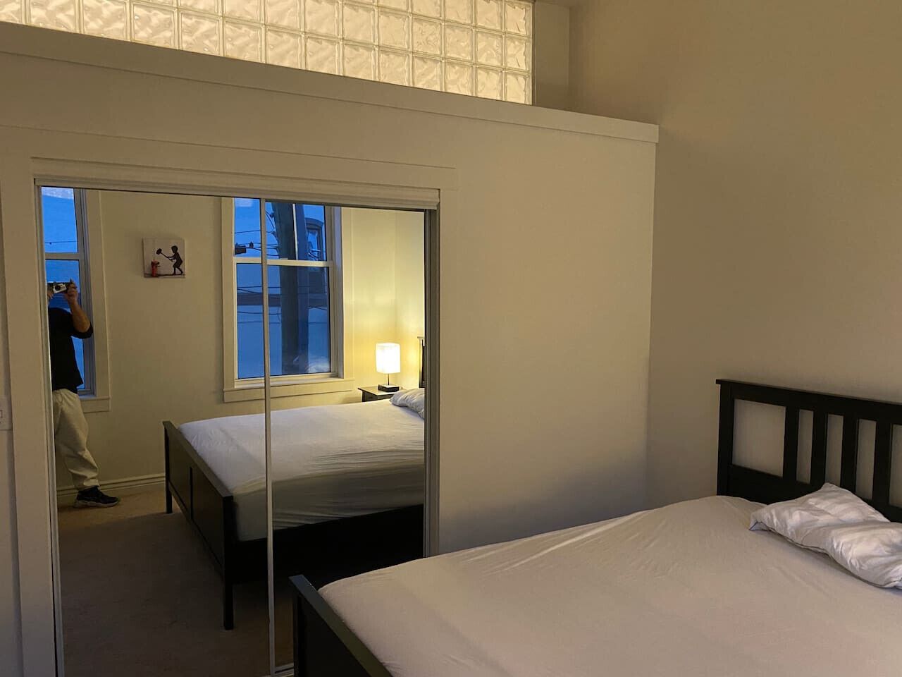 2 dormitorios, escritorio, tabla de planchar con plancha y cuna de viaje