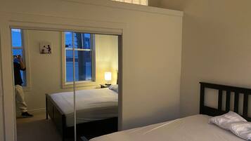 2 多间卧室、办公桌、熨斗/熨衣板、旅行婴儿床