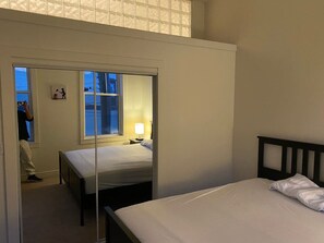 2 Schlafzimmer, Schreibtisch, Bügeleisen/Bügelbrett, Reisekinderbett