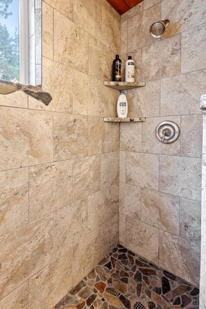 Douche, serviettes fournies, savon, shampoing