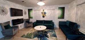 Smart TV, fireplace - Duplex - Unit B Near DWTN & Austin-Bergstrom Airport (Austin)