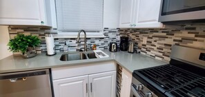 Fridge, microwave, oven, stovetop - Duplex - Unit B Near DWTN & Austin-Bergstrom Airport (Austin)