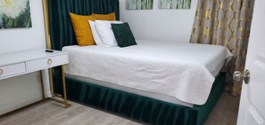 4 habitaciones, escritorio y tabla de planchar con plancha 