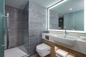 Shower, hair dryer, towels - Courtyard by Marriott Paris Charles de Gaulle Central Airport (Roissy-en-France)