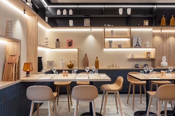 Bar (on property) - Courtyard by Marriott Paris Charles de Gaulle Central Airport (Roissy-en-France)