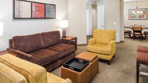 Una televisión, videojuegos, un reproductor de DVD