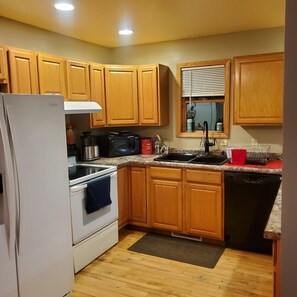 Een koelkast, een microgolfoven, een oven, een kookplaat