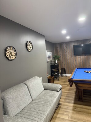 Smart TV, fireplace