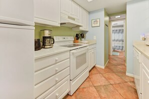 Een koelkast, een microgolfoven, een oven, een kookplaat