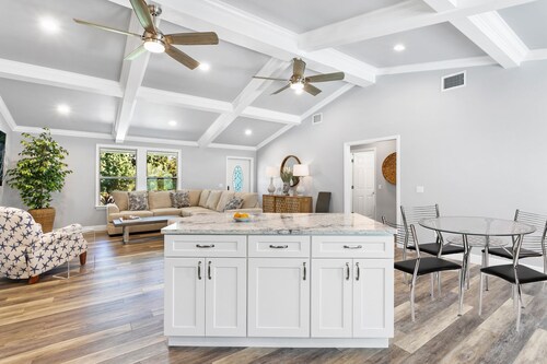 New Construction- Hot Tub - 1.3m to Beach, 2 KING Beds.