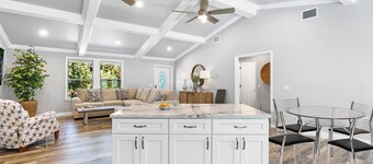 New Construction- Hot Tub - 1.3m to Beach, 2 KING Beds.