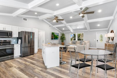 New Construction- Hot Tub - 1.3m to Beach, 2 KING Beds.