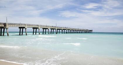 Beautiful 2 - Bedroom Rental Unit near the Beach