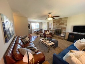 Téléviseur connecté, foyer, lecteur de DVD, table de ping-pong