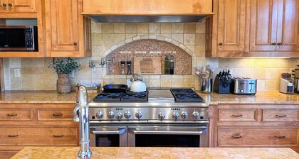 Wine Country Lux Villa w/ Hot Tub and Pool