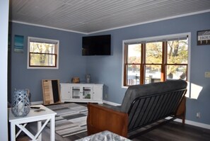 Smart TV - Newly updated water retreat. PONTOON for rent,  FREE golf & ICE at local course (Edgerton)
