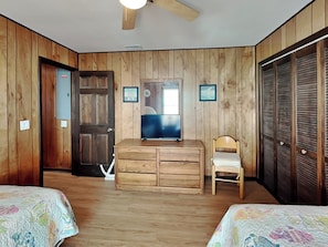 4 bedrooms, travel cot, Internet, bed sheets