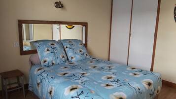 1 slaapkamer, een strijkplank/strijkijzer, gratis wifi, beddengoed